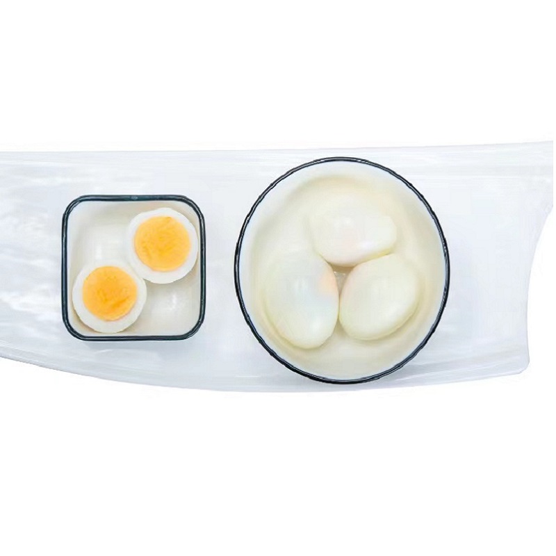 阿婆宝手拾草鸡蛋